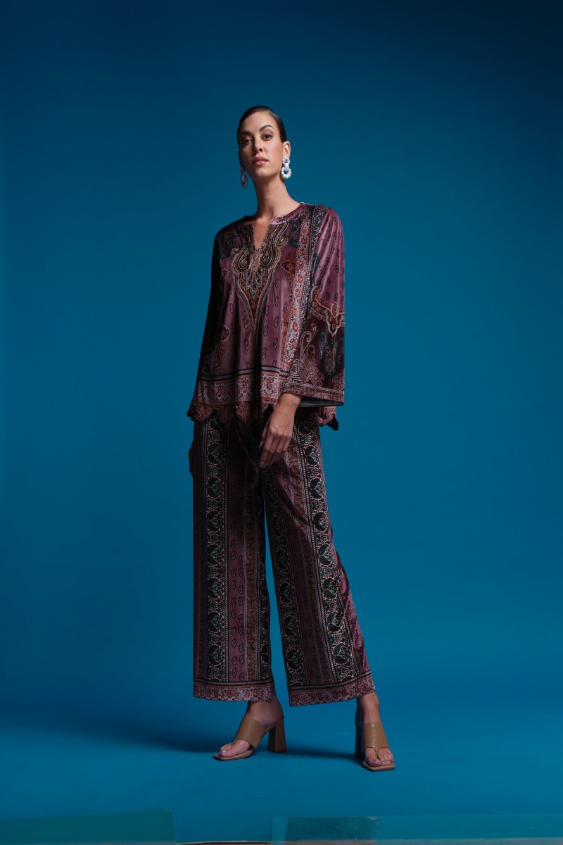 velvet printed A-line loose fit  top paired with flared pants! 